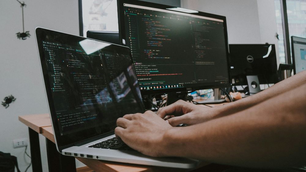 Postes de travail avec plusieurs écrans de code